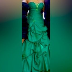Stunning prom dress, light weight, tye up back, just the right amount of jewels